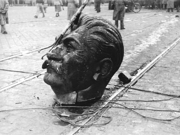 Głowa pomnika Stalina obalonego w Budapeszcie pierwszego dnia powstania węgierskiego 1956