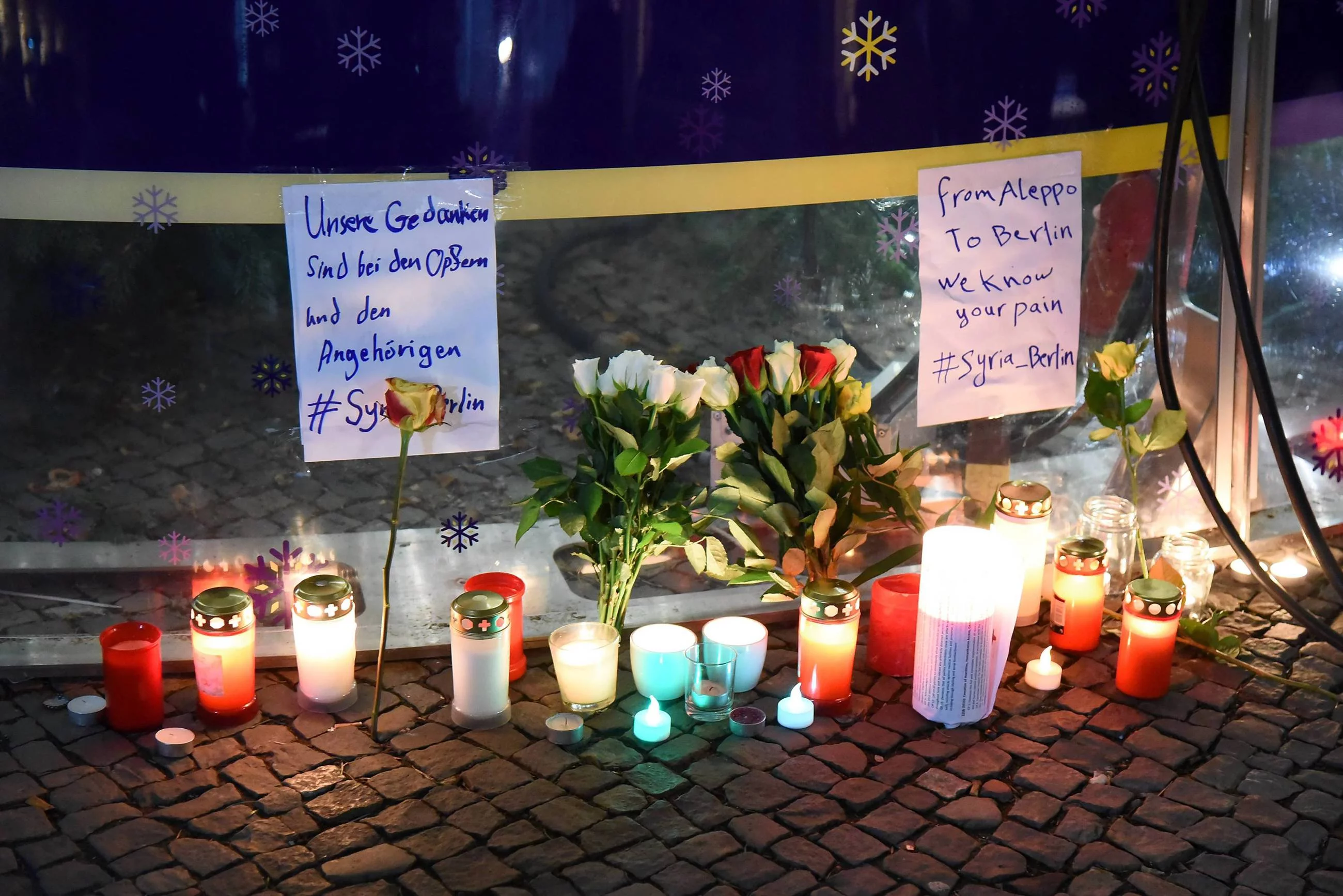Świece i kwiaty w miejscu zamachu, grudzień 2016