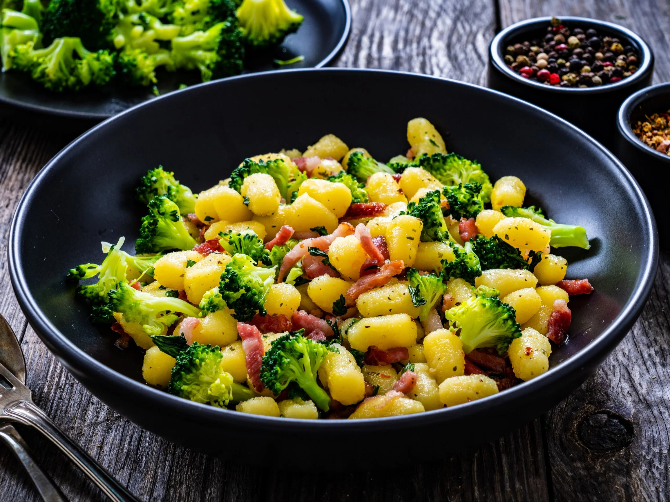 Gnocchi z boczkiem i brokułami