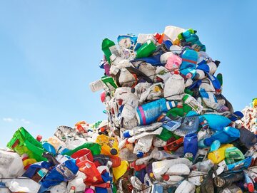 Góra plastikowych śmieci