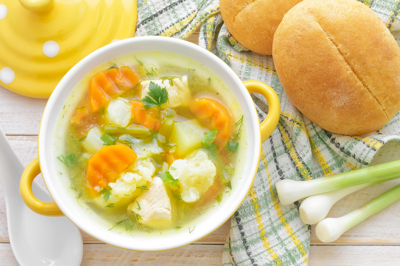 Рецепт супа из цветной капусты постный. Суп с цветной капустой. Овощной суп с цветной капустой. Суп с цветной капустой на курином бульоне с картошкой. Суп овощной с горошком и капустой.