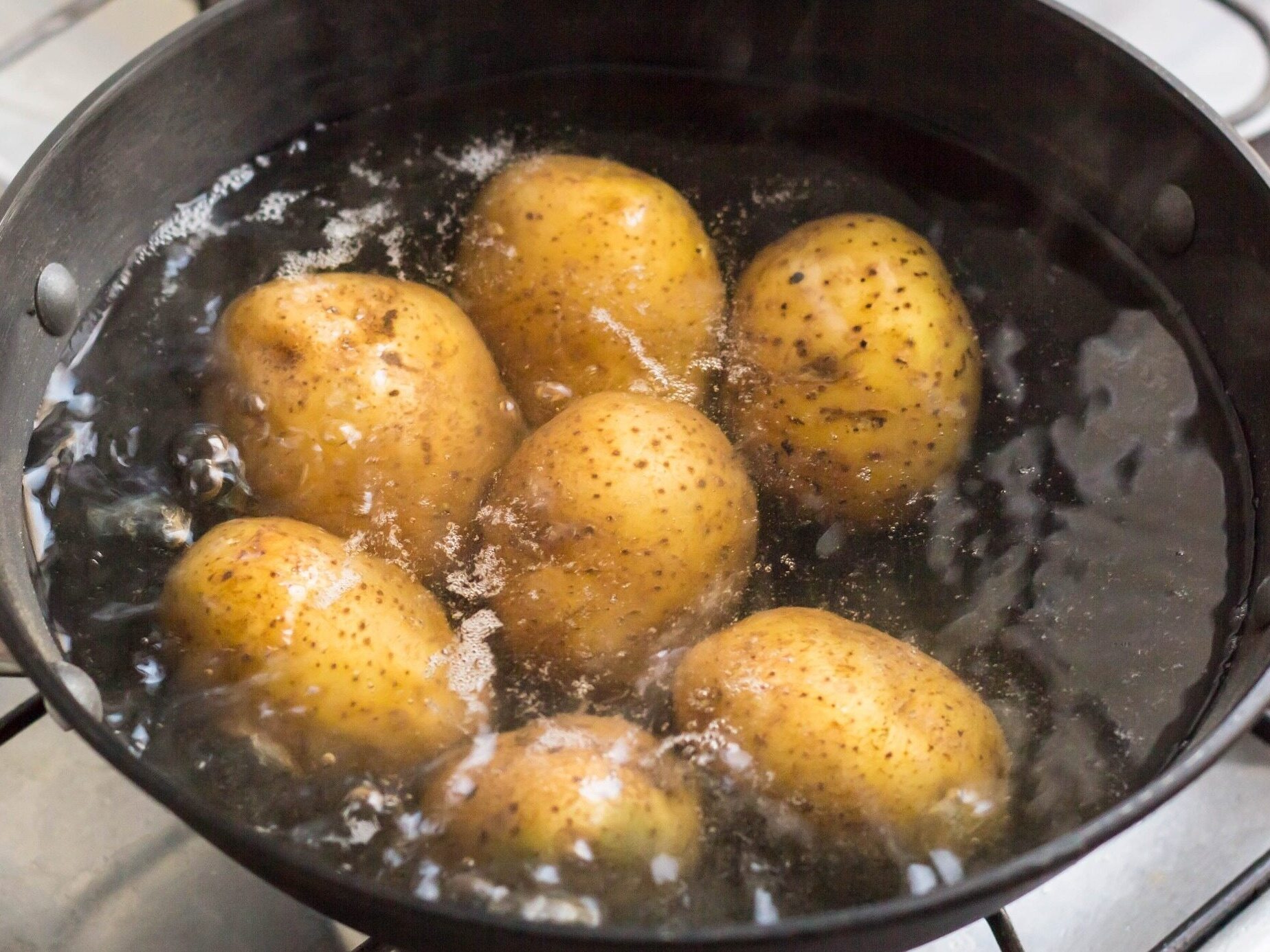 Варить картошку в кипящей воде. Картошка в кастрюле. Картошка варится. Вареная картошка в кастрюле. Кипящий картофель.