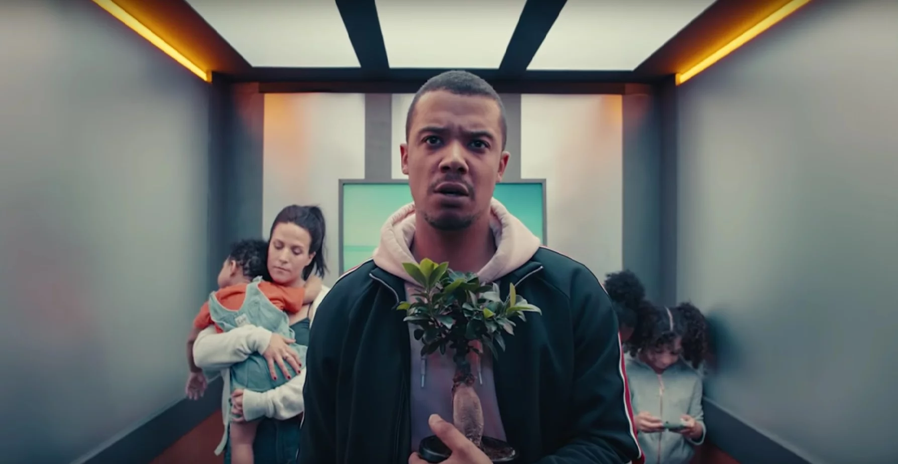 Raleigh Ritchie w teledysku do piosenki "Time in a Tree"