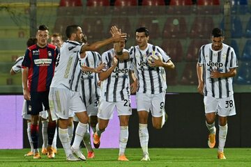 Gracze Juventusu Turyn w meczu z Crotone