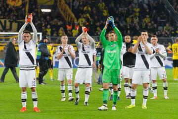 Gracze Legii oklaskują kibiców w Dortmundzie