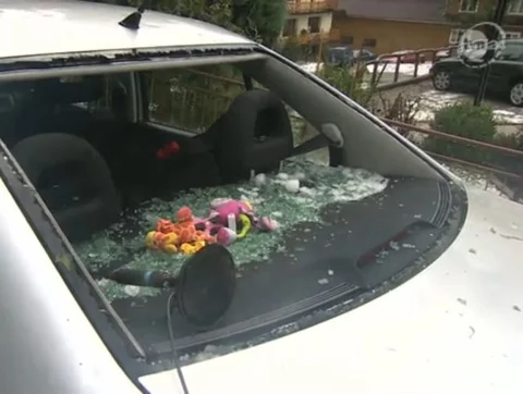 Podziurawione dachy, powybijane szyby samochodów i zalane piwnice - to skutek nawałnicy i gradobicia, jakie przeszło nad Bukowiną (fot. TVN24/x-news)