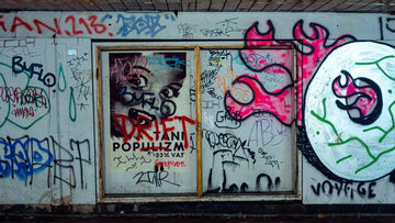 Graffiti na ścianie metra