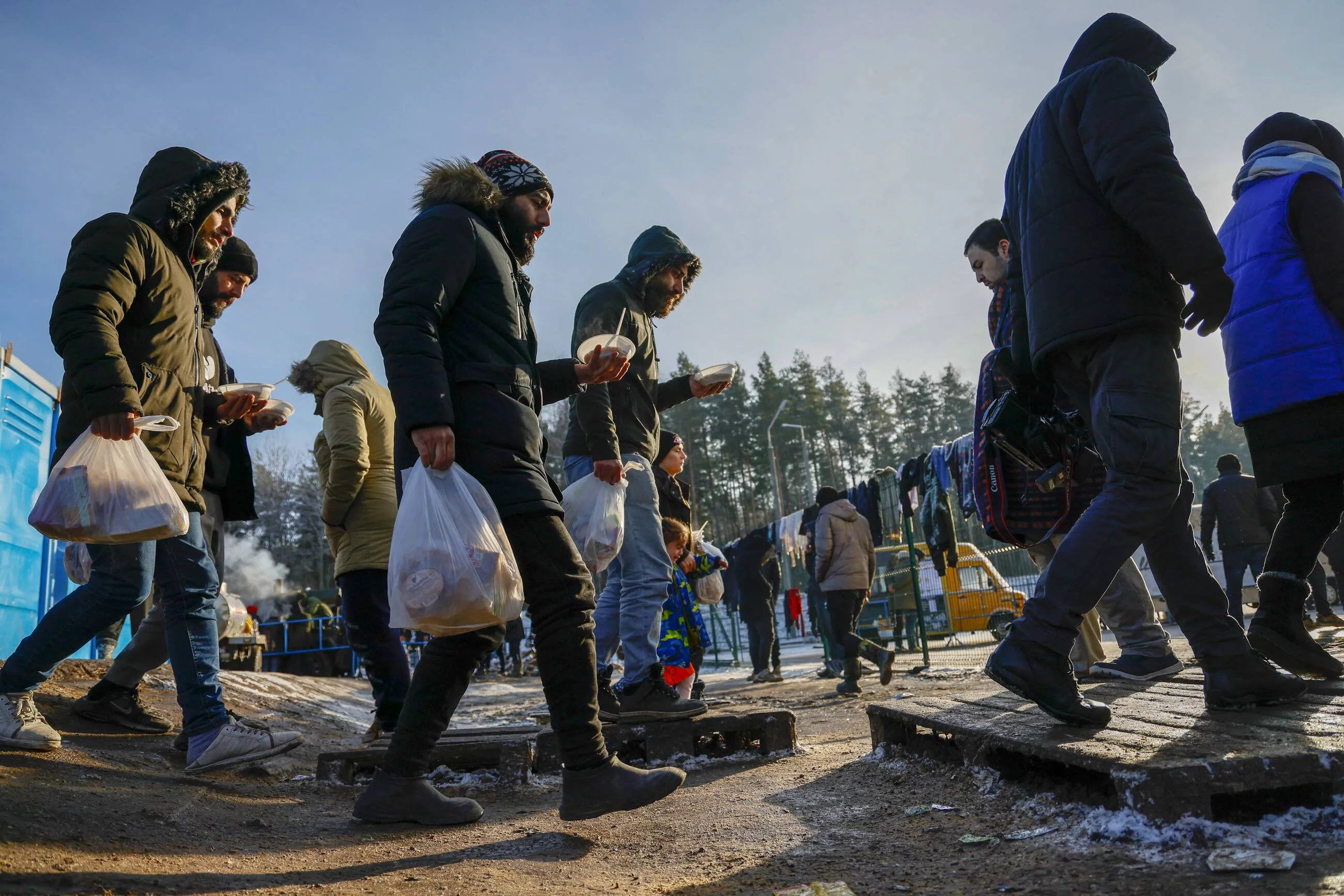 Migranci po białoruskiej stronie granicy