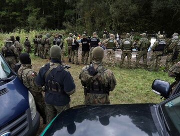 Granica Polski i Białorusi w Usnarzu Górnym. Grupa 32 uchodźców zablokowana pomiędzy strażnikami granicznymi obu krajów