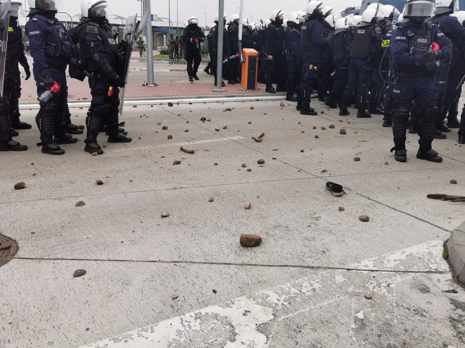 Kamienie rzucane w kierunku policjantów