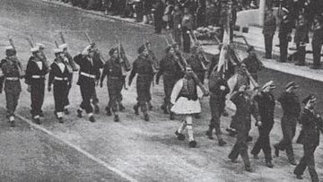 Greccy żołnierze, biorący udział w Londyńskiej Paradzie Zwycięstwa.