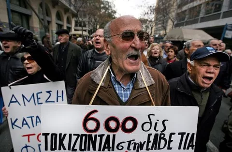 W Grecji trwają protesty przeciwko oszczędnościom (fot. EPA/ALKIS KONSTANTINIDIS/PAP)