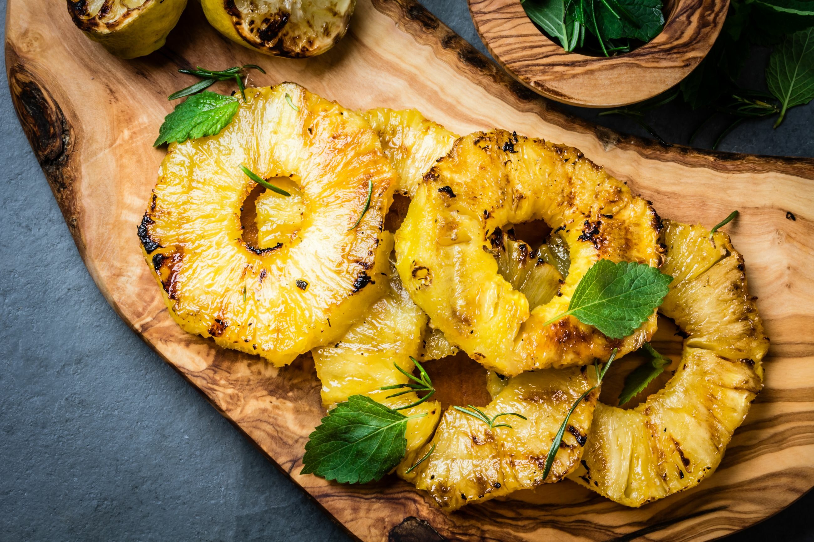 Grillowany ananas z przyprawami – przepis. Owoce z grilla