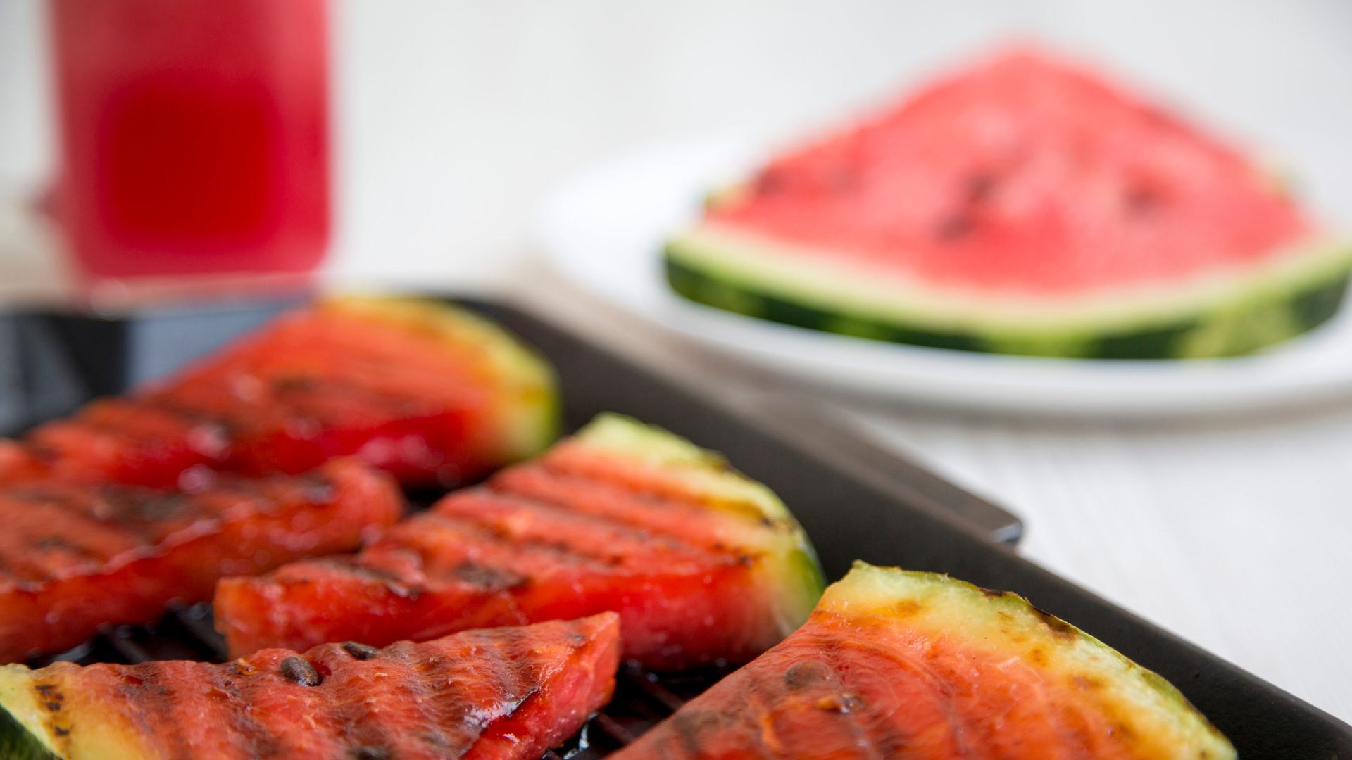 Grillowany arbuz z tymi dodatkami to poezja smaku. Podbijam nim każdą letnią imprezę