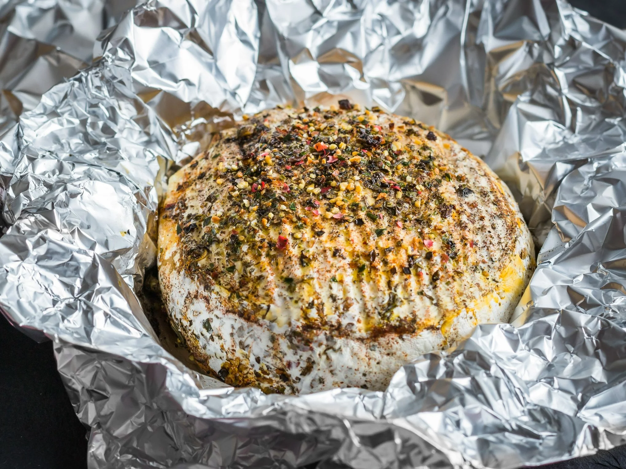 Grillowany camembert z ziołami