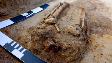Grób ze szczątkami dziecka złożonymi twarzą w dół