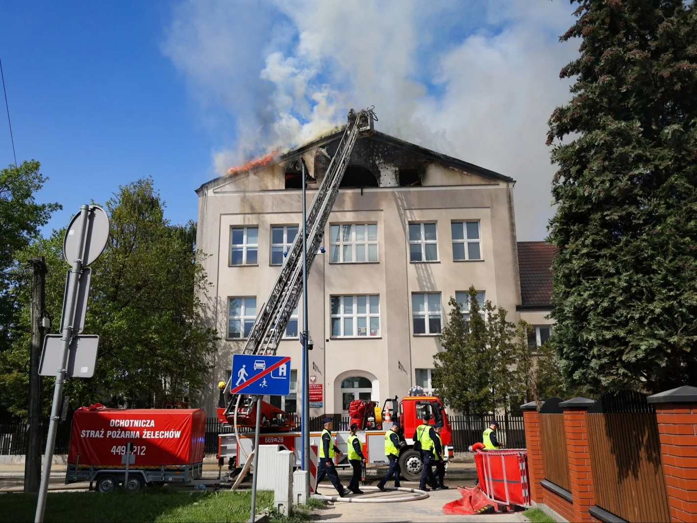 Pożar dachu liceum w Grodzisku Mazowieckim