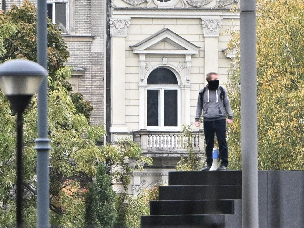 Mężczyzna na pomniku smoleńskim