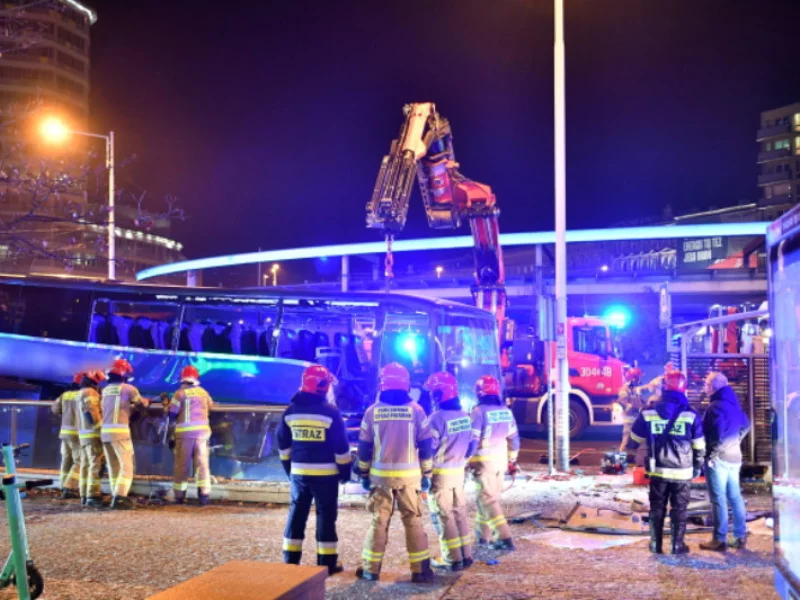 Wypadek we Wrocławiu. Autobus wjechał w przejście podziemne