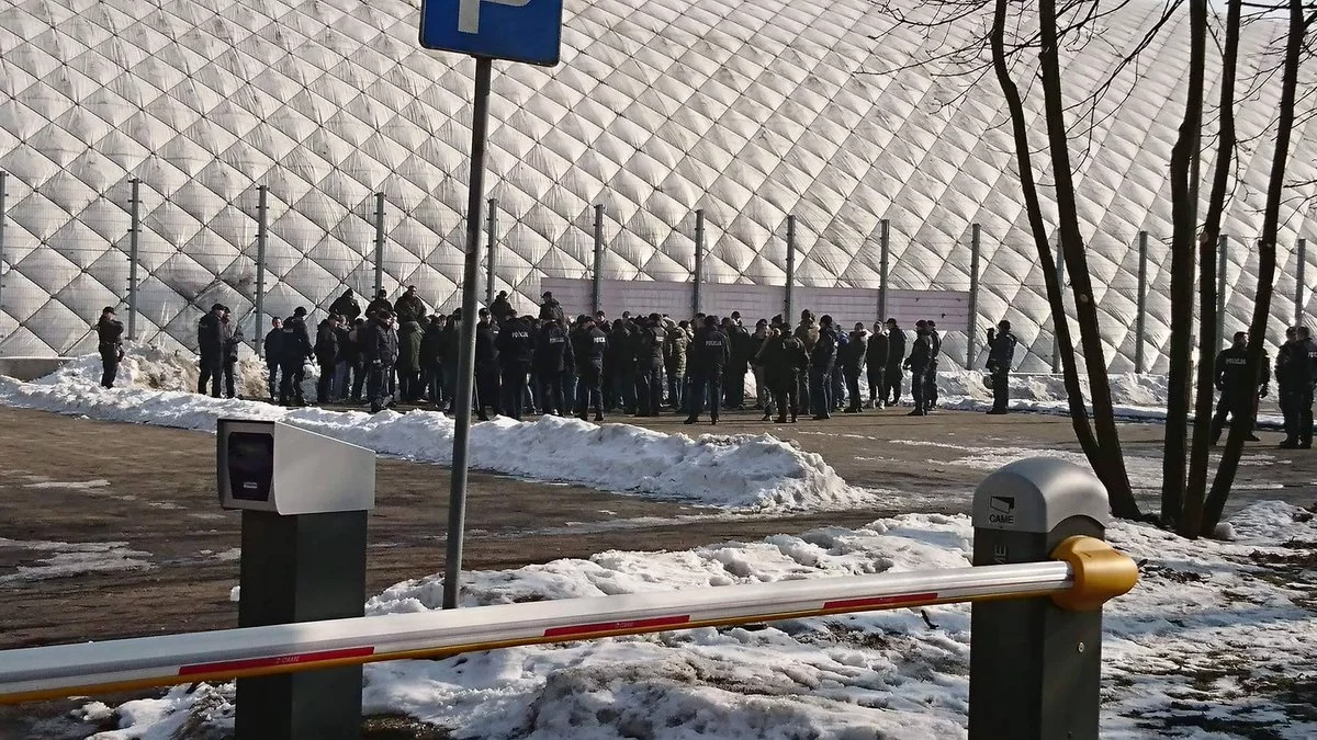 Policja otacza kibiców Ajaksu pod stadionem Legii