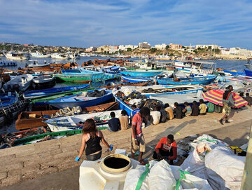 Grupa migrantów w Lampedusie