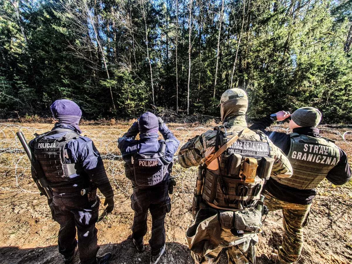 Patrole funkcjonariuszy policji i SG na granicy polsko-białoruskiej