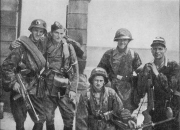 Grupa żołnierzy Kolegium "A" Kedywu OW AK na Stawkach na Woli w czasie powstania warszawskiego