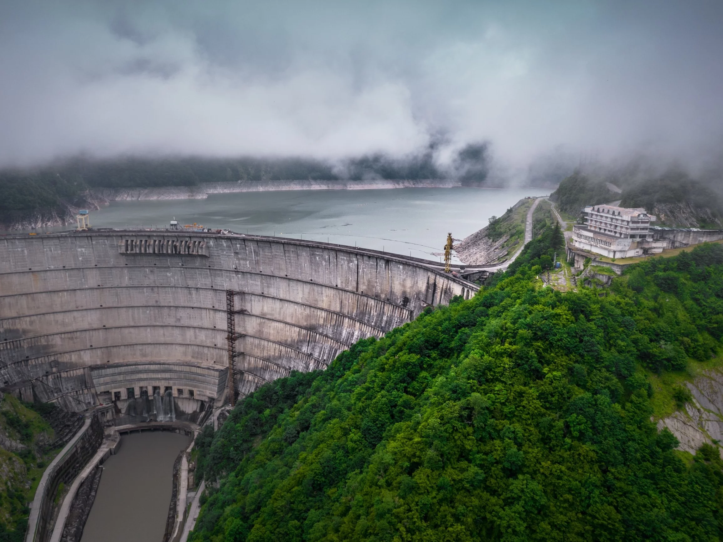 Widok z Enguri Dam w gminie Tsalenjikha