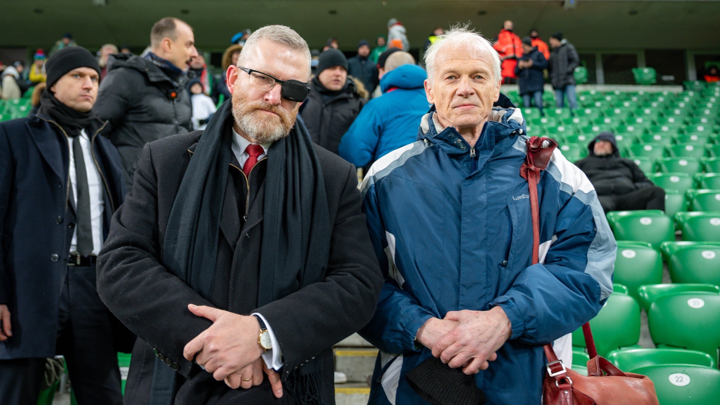 Grzegorz Braun i Janusz Waluś na trybunach. „Od antysemityzmu do mordowania…”