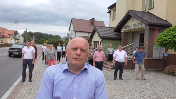 Grzegorz Fabiszewski, wójt gminy Łyse razem z pracownikami urzędu gminy
