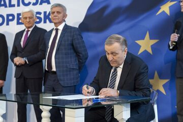 Grzegorz Schetyna podpisuje deklarację o powołaniu Koalicji Europejskiej