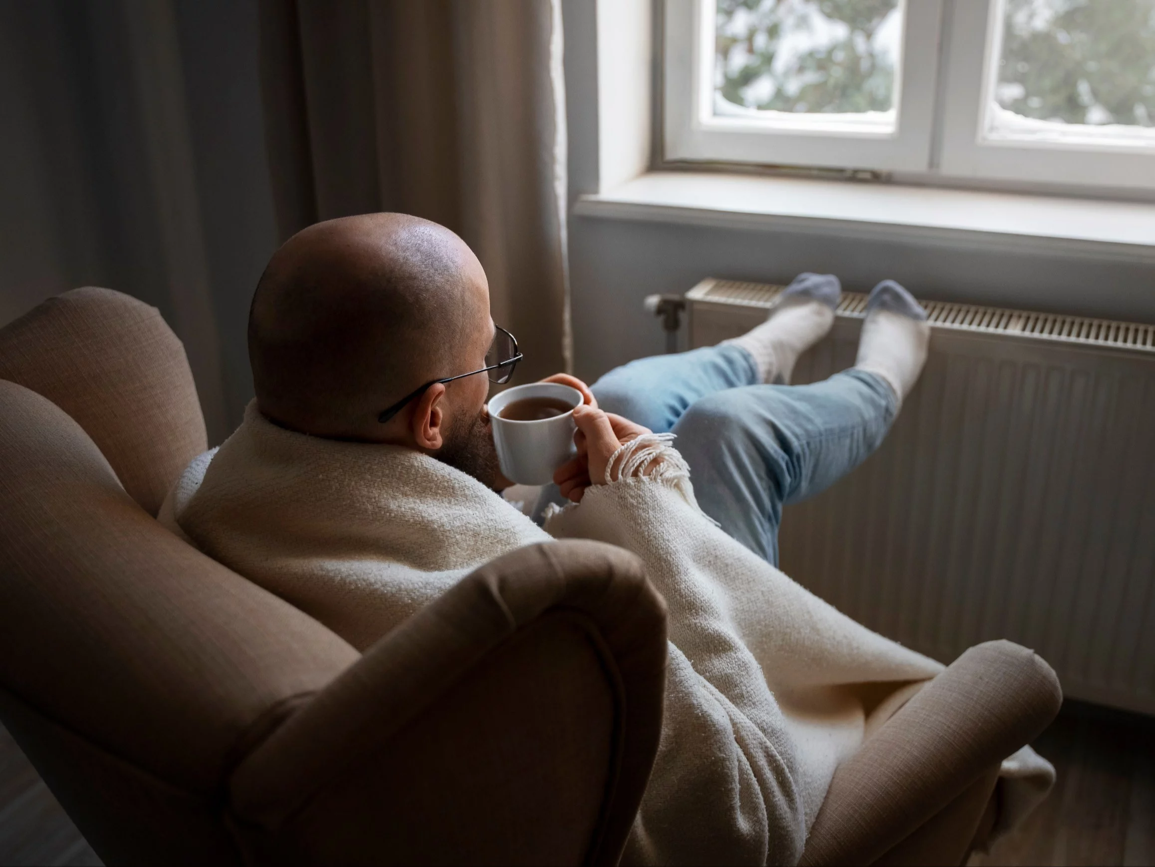 Nawet przy włączonym ogrzewaniu w mieszkaniu może być zimno — najczęściej winna jest słaba izolacja lub zablokowana cyrkulacja ciepła