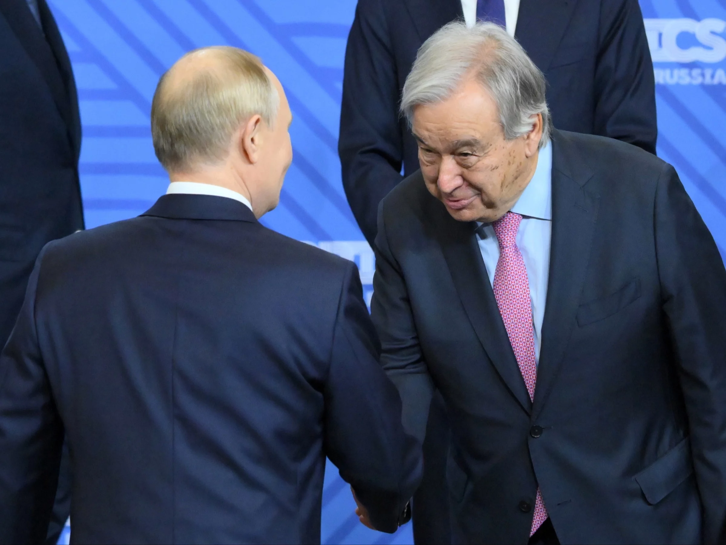 Sekretarz generalny ONZ Antonio Guterres witający się z prezydentem Rosji Władimirem Putinem