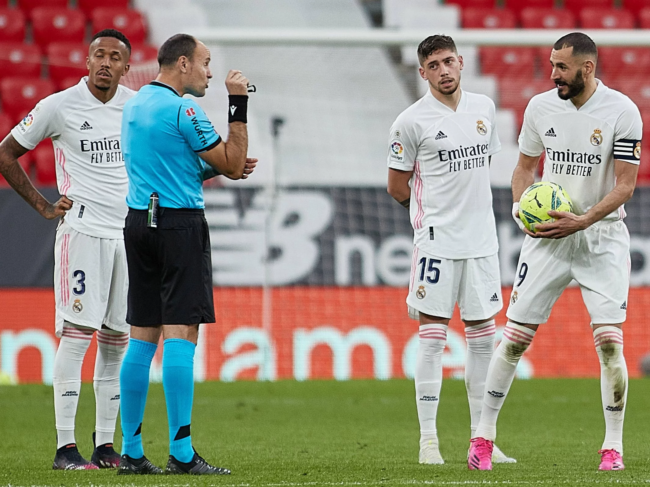 Eder Militao, Fede Valverde (w środku) i Karim Benzema