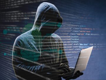 Haker przed laptopem, zdjęcie ilustracyjne