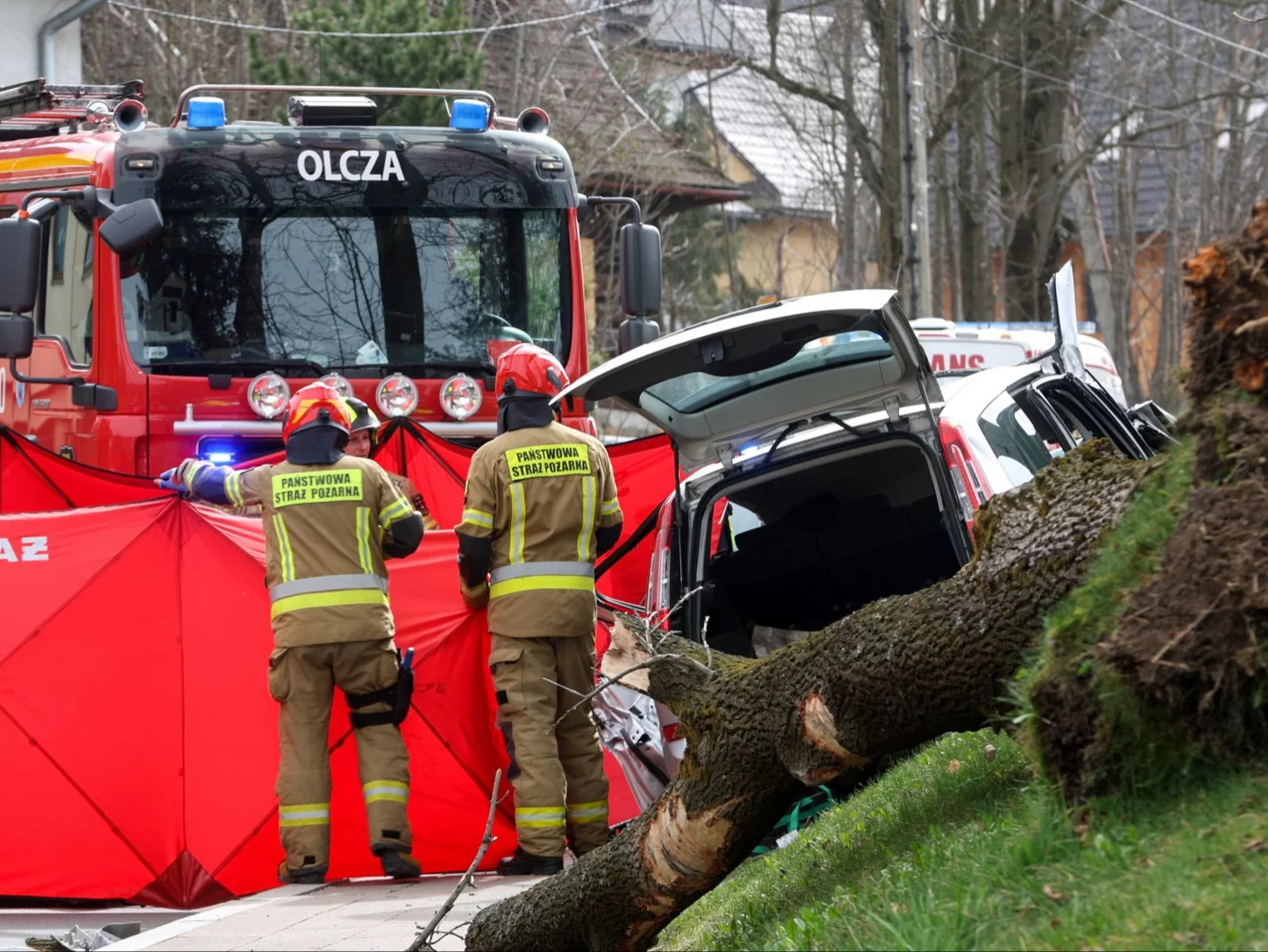 Drzewo przewróciło się na jadący samochód. Zginęła młoda kobieta