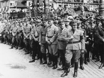 Hans Frank w szeregu nazistów na zjeździe NSDAP w Norymberdze (wrzesień 1938). Na pierwszym planie stoi Martin Borman