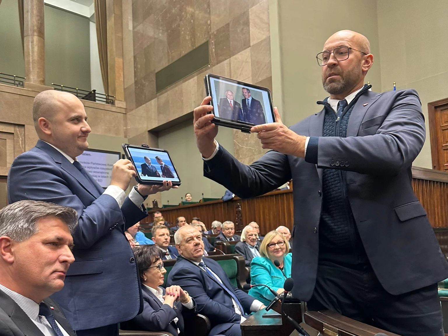 Dariusz Matecki (PiS) i Jakub Rutnicki (KO) pokazywali archiwalne zdjęcia Donalda Tuska i Jarosława Kaczyńskiego ze spotkań z rosyjskimi politykami