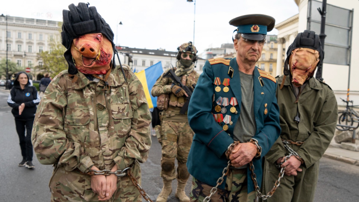 “Rossija, idi na ch **”, “Glass of death”.  In front of the Russian embassy in Warsaw, the anti-war march – Wprost – takes place