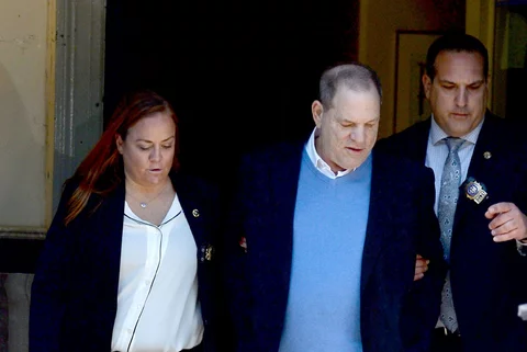 Harvey Weinstein prowadzony przez policję