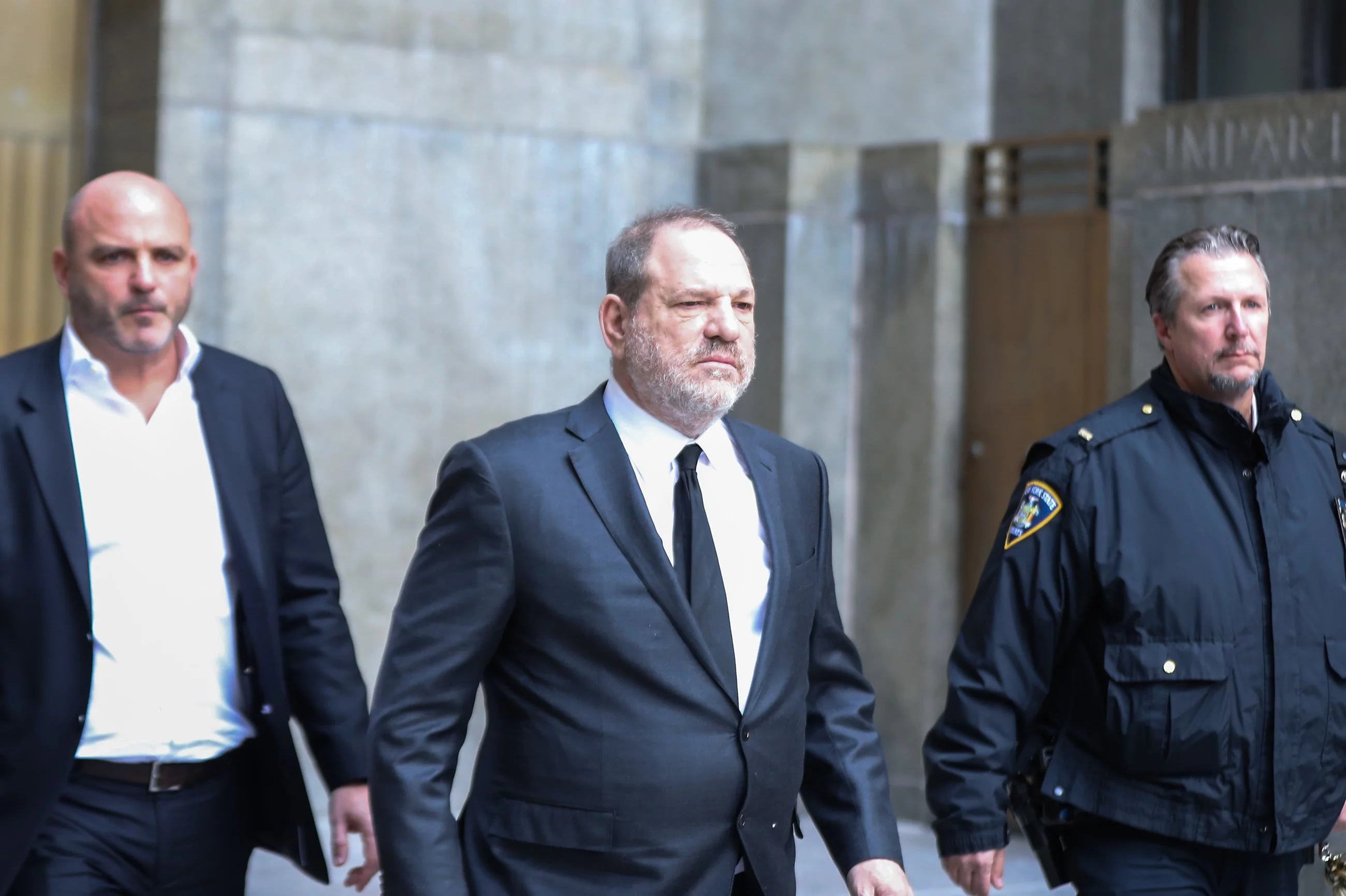 Harvey Weinstein (w środku)