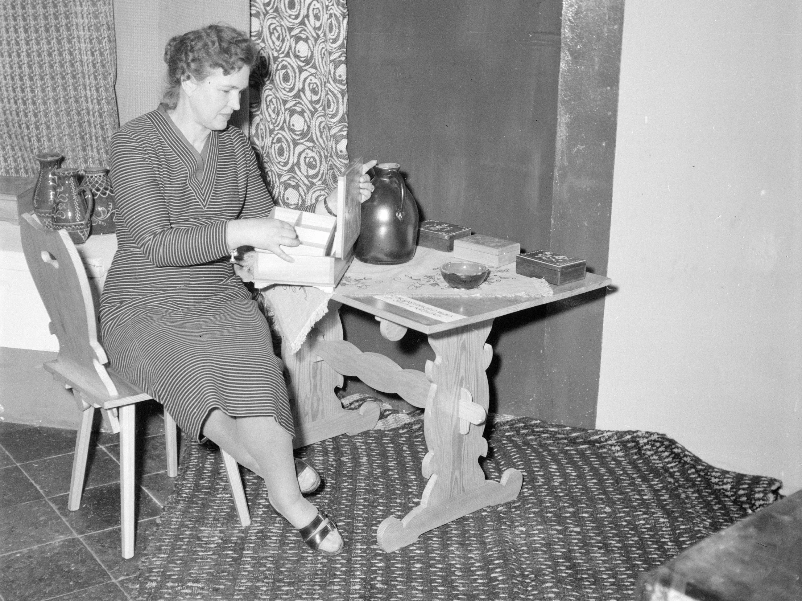 Kobiety z produktami Centrala Przemysłu Ludowego i Artystycznego ''Cepelii''