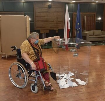 Helena Pyz podczas głosowania
