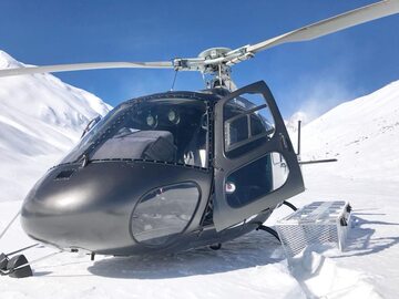 Helikopter należący do Kazbegi Helicopters
