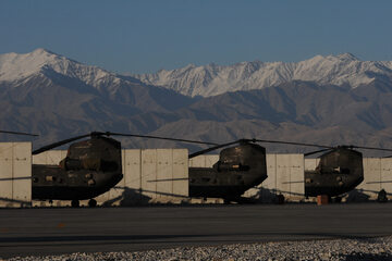 Helikoptery bojowe na wojskowym lotnisku w Bagram