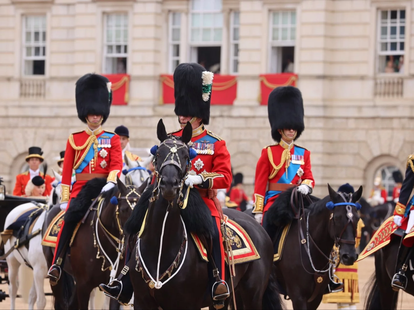 Karola III (w środku) i książę Walii (z lewej) podczas parady Trooping the Colour