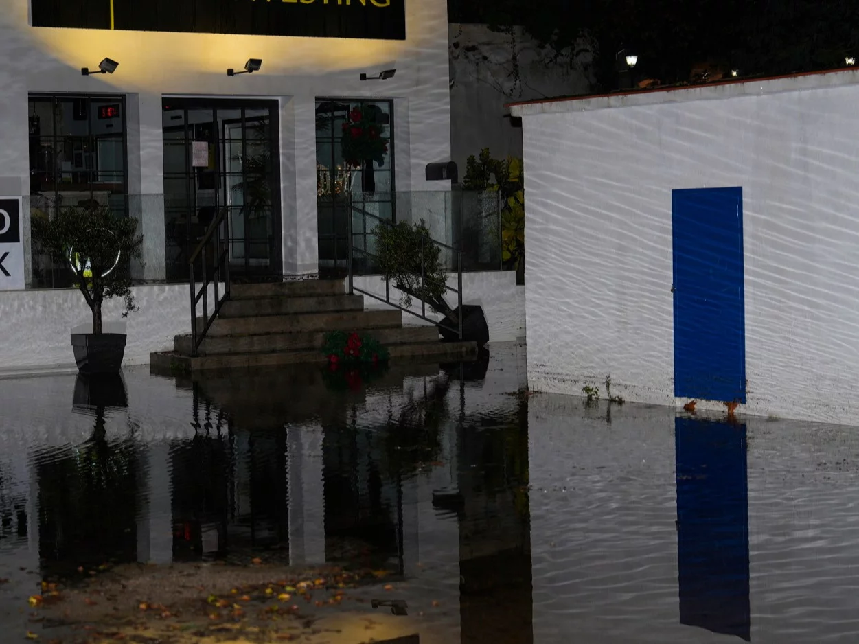 Hiszpania walczy z potężnymi ulewami. Woda wdarła się do domów