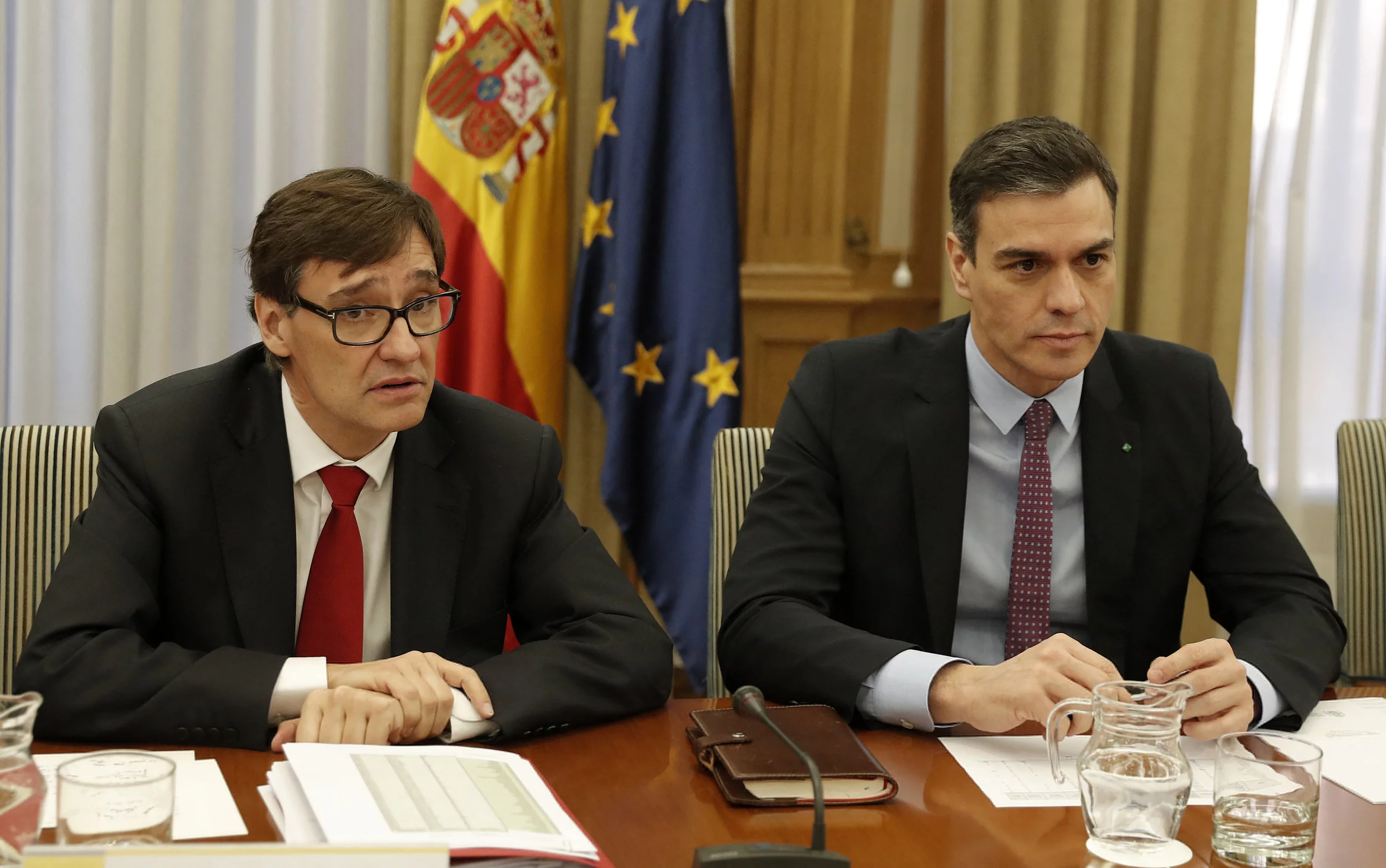 Premier Pedro Sanchez i minister zdrowia Salvador Illa