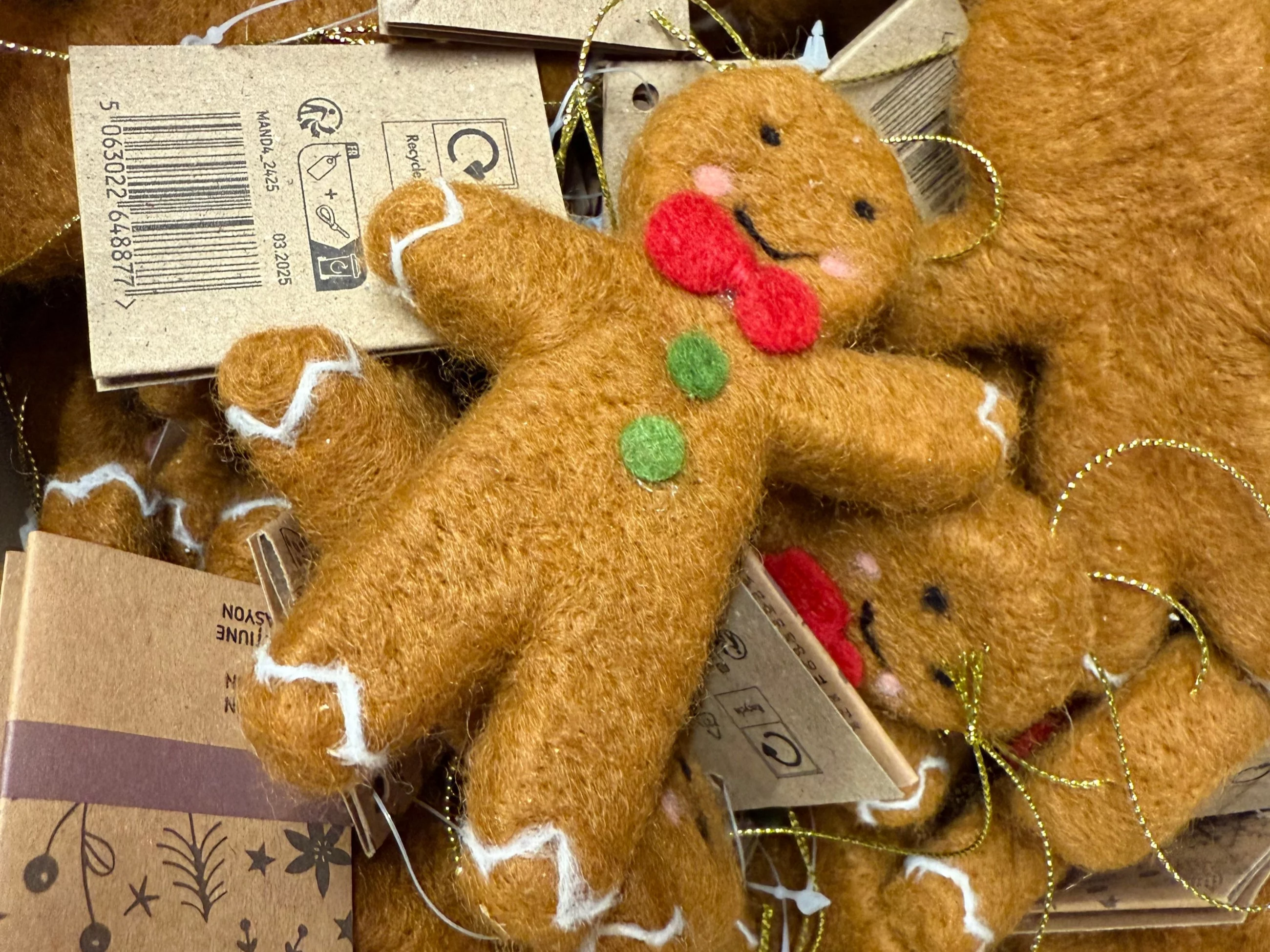 Miękkie ozdoby z filcu, polarowych tkanin i boucle to największy trend świąt 2025 — przytulne, lekkie i odporne na upadki. Idealne do domów z dziećmi i zwierzakami