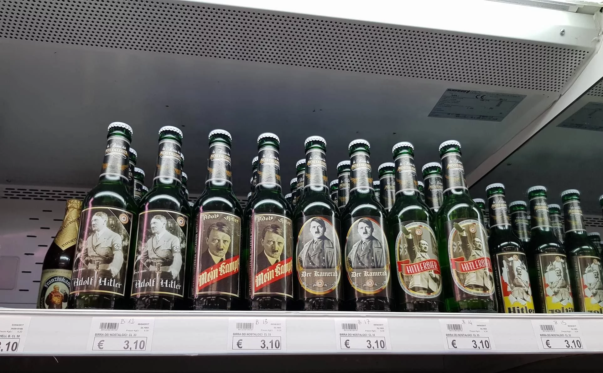 Piwo na półce w sklepie w Lido di Jesolo